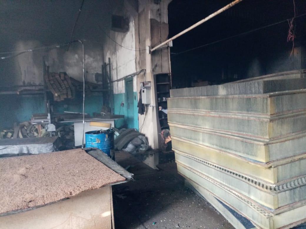 Фото МЧС показали фотографии с пожара на складе с матрасами в Новосибирске 3